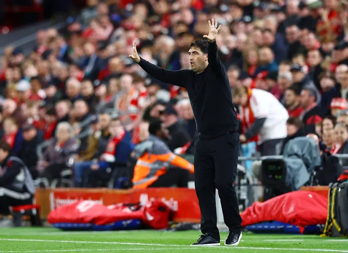 Entrenador dirigiendo desde la línea de banda Entrenador dirigiendo desde la línea de banda