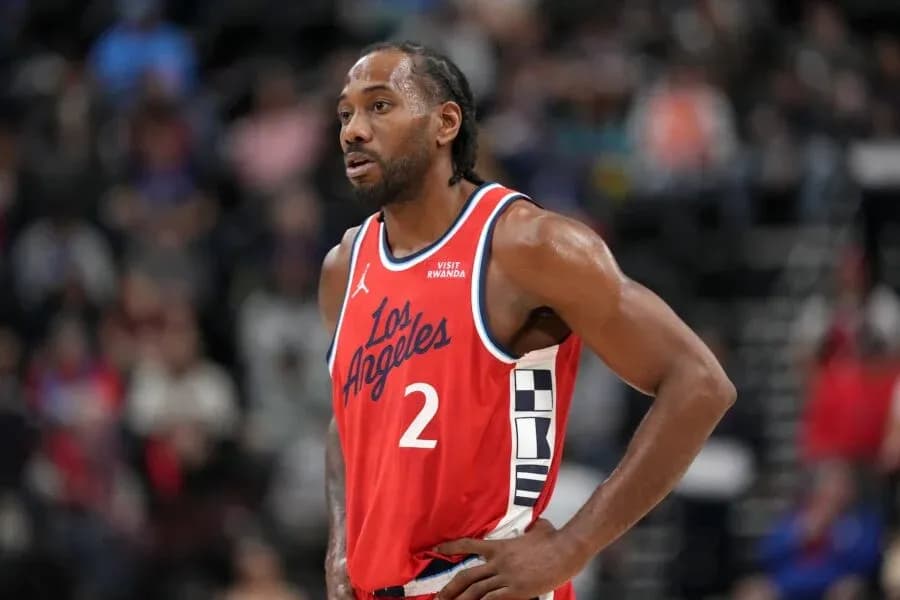 Kawhi Leonard en partido con uniforme de Los Angeles Kawhi Leonard en partido con uniforme de Los Angeles