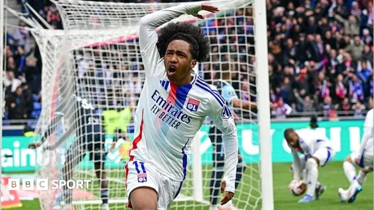 Jugador de Lyon celebrando un gol en el partido Jugador de Lyon celebrando un gol en el partido