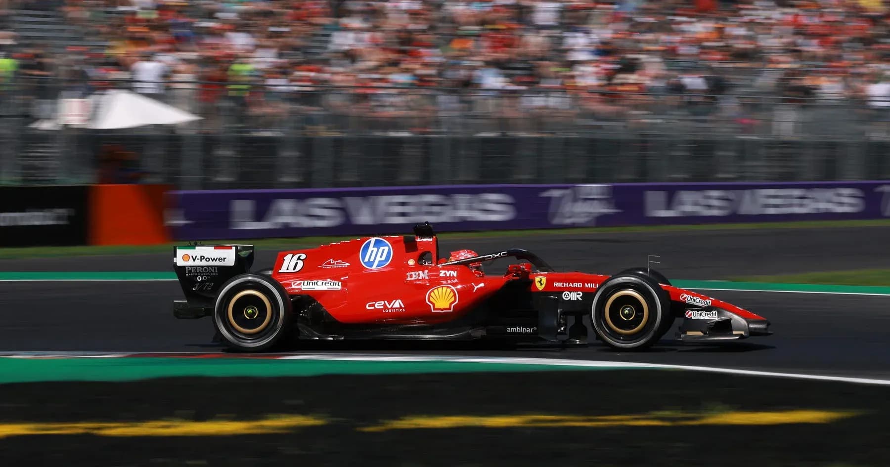 Coche de Fórmula 1 de Ferrari en la pista Coche de Fórmula 1 de Ferrari en la pista