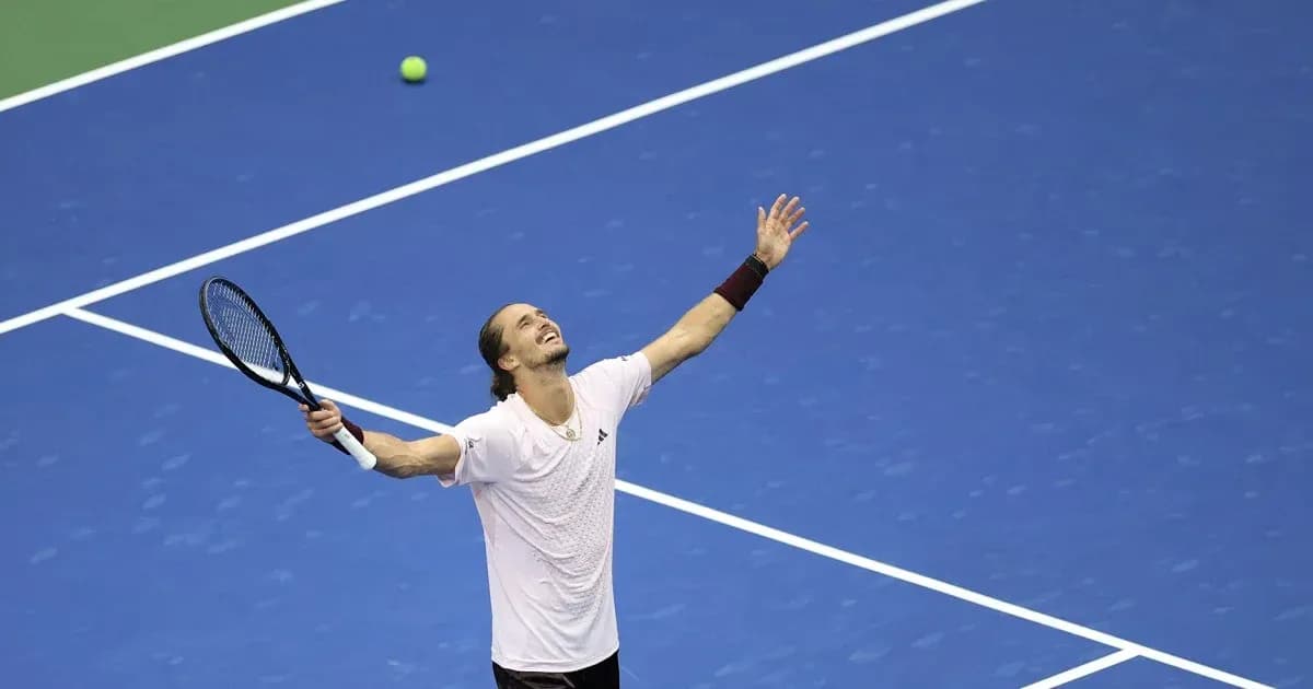 Jugador de tenis celebrando en la cancha azul Jugador de tenis celebrando en la cancha azul