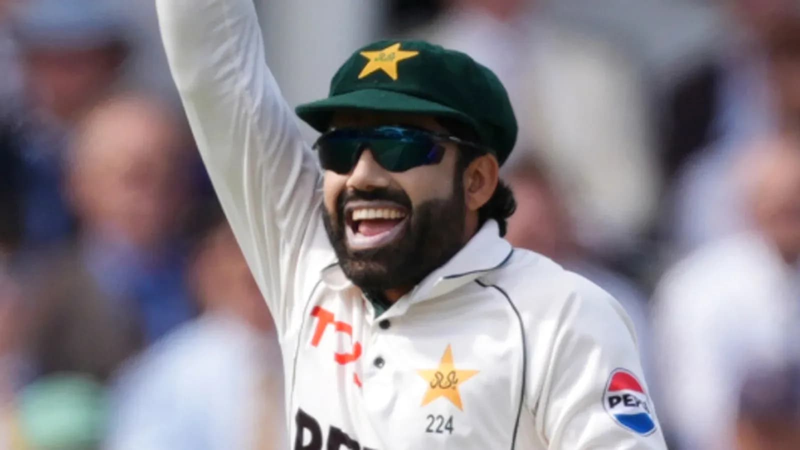 Jugador de críquet de Pakistán celebrando una jugada Jugador de críquet de Pakistán celebrando una jugada