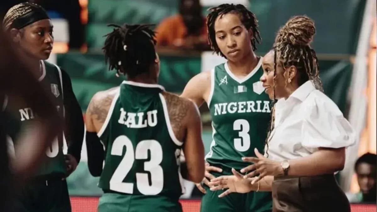 Entrenadora hablando con jugadoras del equipo Nigeria Entrenadora hablando con jugadoras del equipo Nigeria