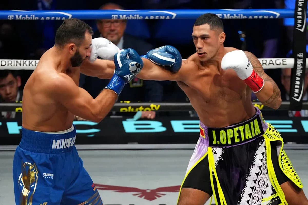 Boxeadores en acción en el ring de T-Mobile Arena Boxeadores en acción en el ring de T-Mobile Arena