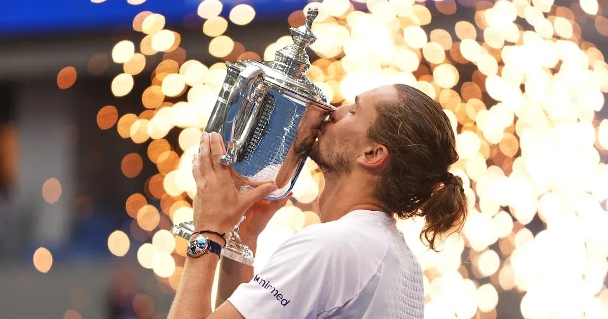 Jugador besando el trofeo tras ganar torneo Jugador besando el trofeo tras ganar torneo
