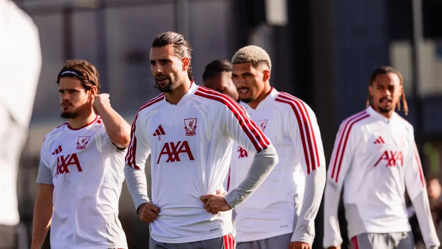 Jugadores de Liverpool durante sesión de entrenamiento Jugadores de Liverpool durante sesión de entrenamiento
