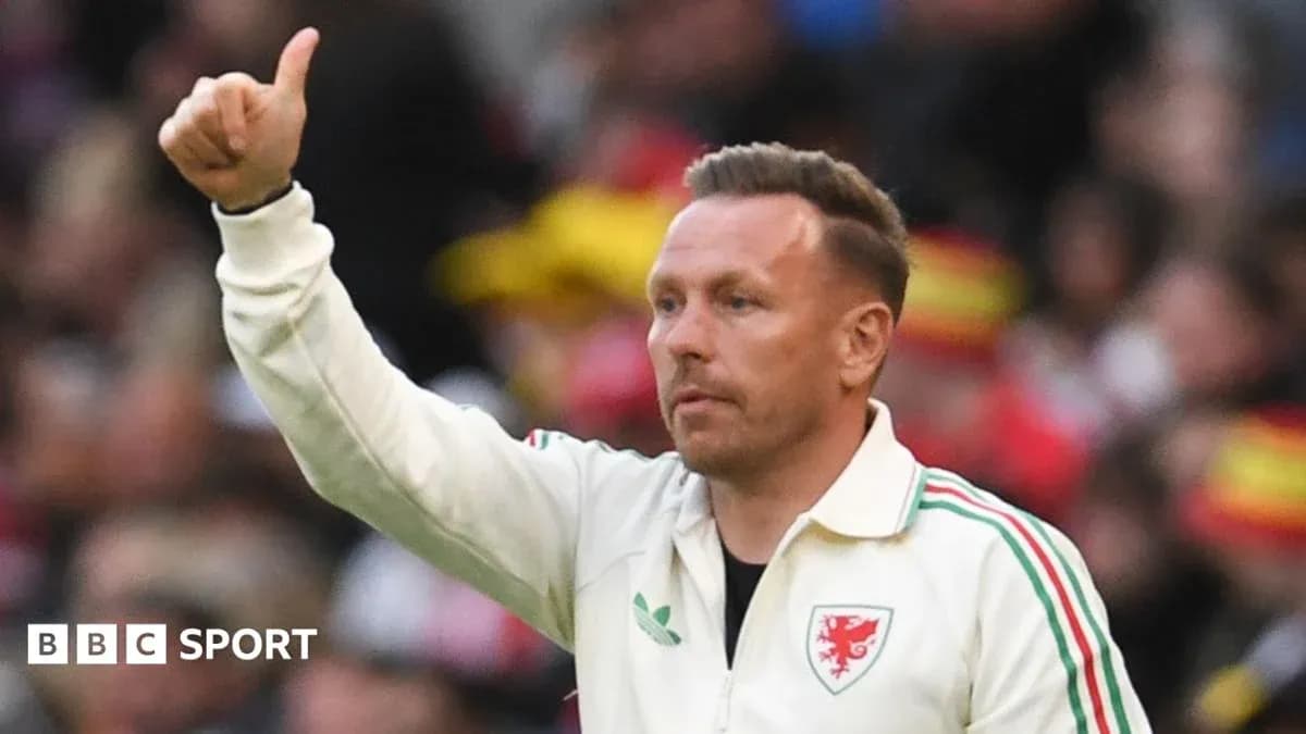 Entrenador haciendo señal de aprobación en el partido Entrenador haciendo señal de aprobación en el partido