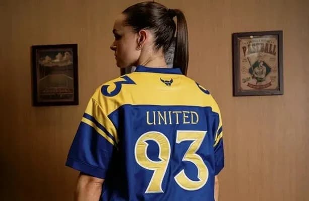 Persona de espaldas con camiseta de United 93 Persona de espaldas con camiseta de United 93