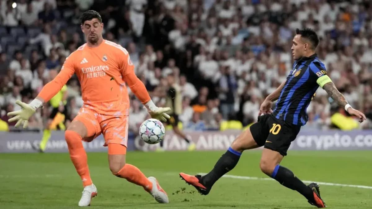 Portero de Real Madrid deteniendo un tiro en partido Portero de Real Madrid deteniendo un tiro en partido