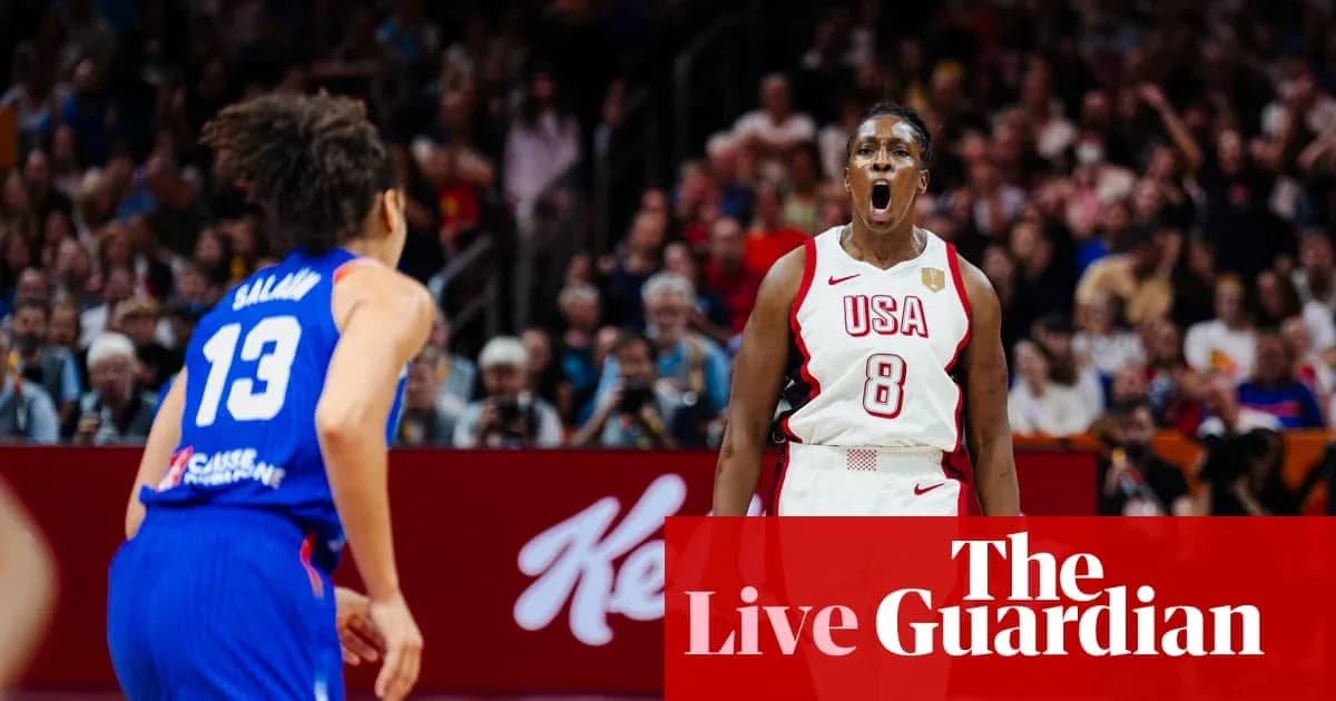 Jugadora de USA celebrando en partido de baloncesto Jugadora de USA celebrando en partido de baloncesto