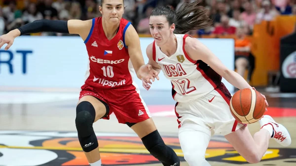 Jugadora de USA driblando ante defensa checa Jugadora de USA driblando ante defensa checa