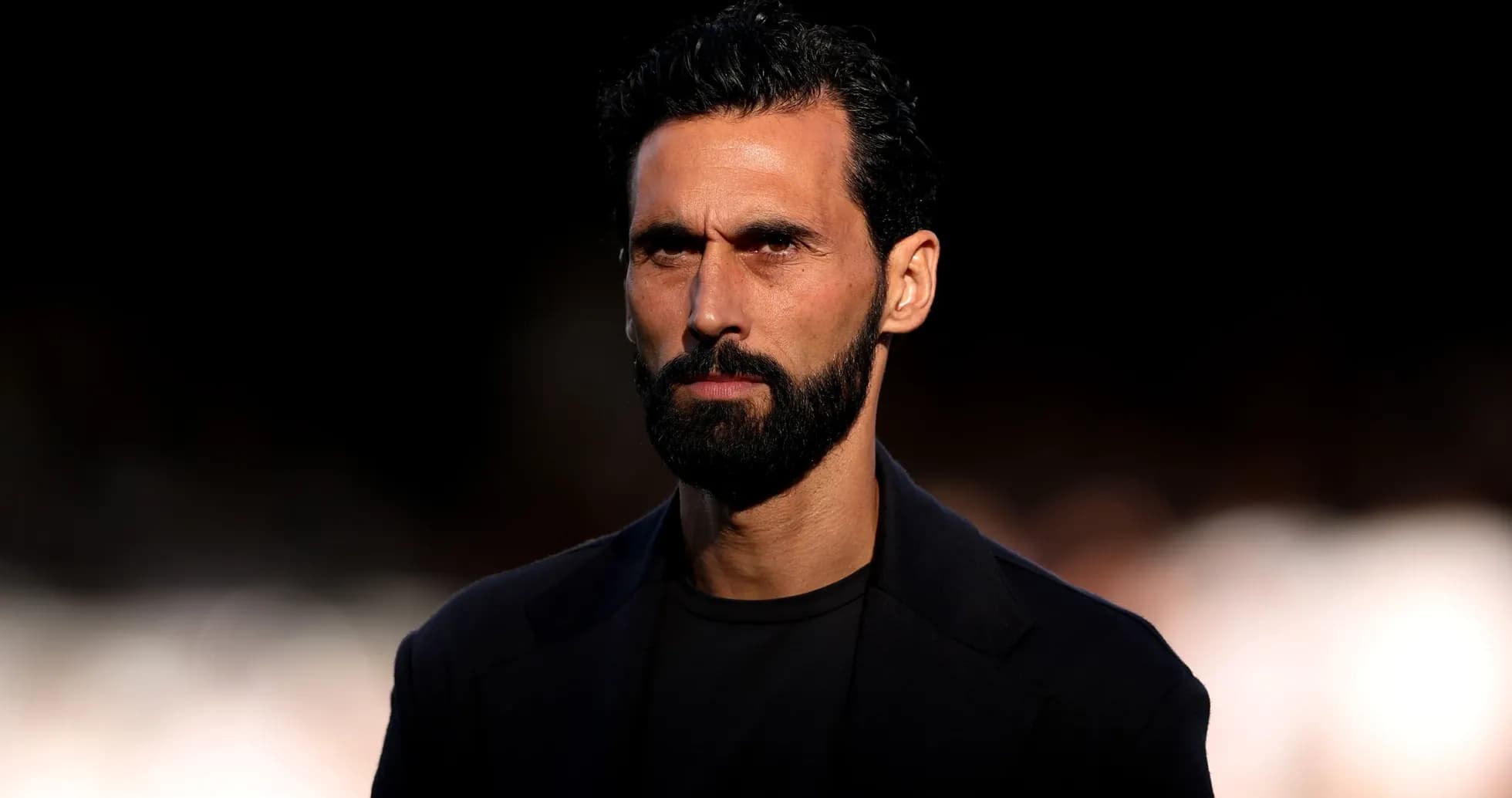 Hombre con barba y cabello rizado en primer plano Hombre con barba y cabello rizado en primer plano