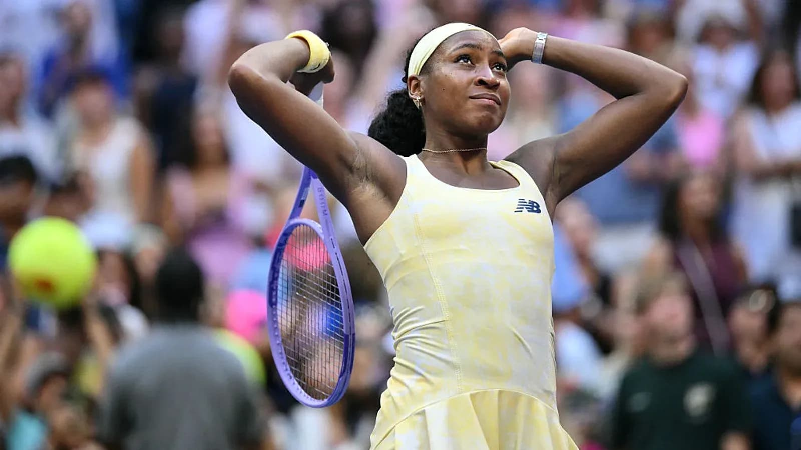 Coco Gauff celebrando con su raqueta en mano Coco Gauff celebrando con su raqueta en mano