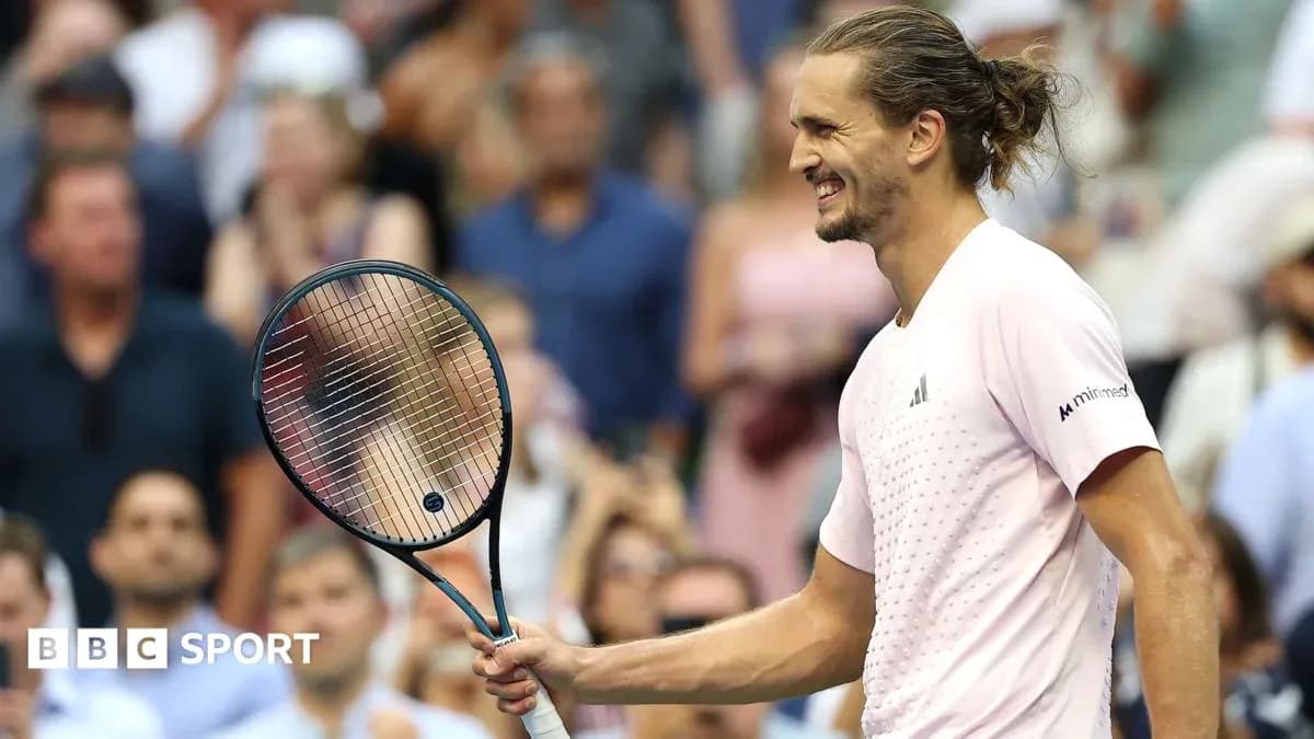 Jugador de tenis celebrando con raqueta en mano Jugador de tenis celebrando con raqueta en mano