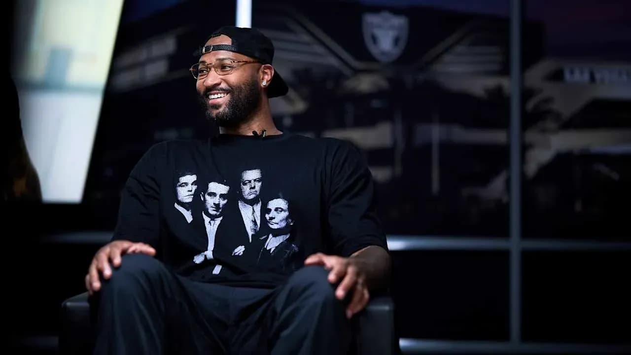 Jugador sentado en una entrevista con camiseta negra Jugador sentado en una entrevista con camiseta negra