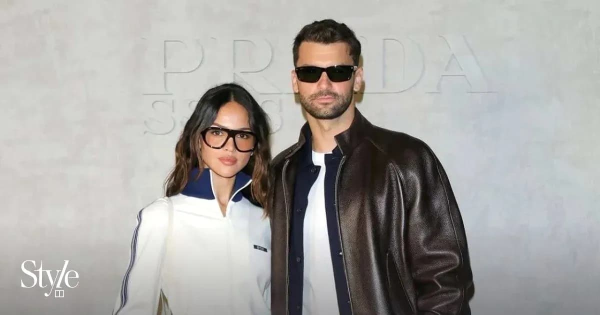 Pareja posando frente a fondo de Prada Pareja posando frente a fondo de Prada