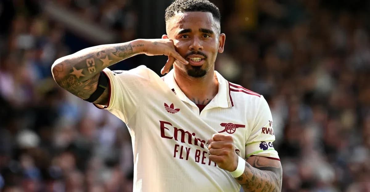 Jugador de Arsenal celebrando con gesto de llamada Jugador de Arsenal celebrando con gesto de llamada