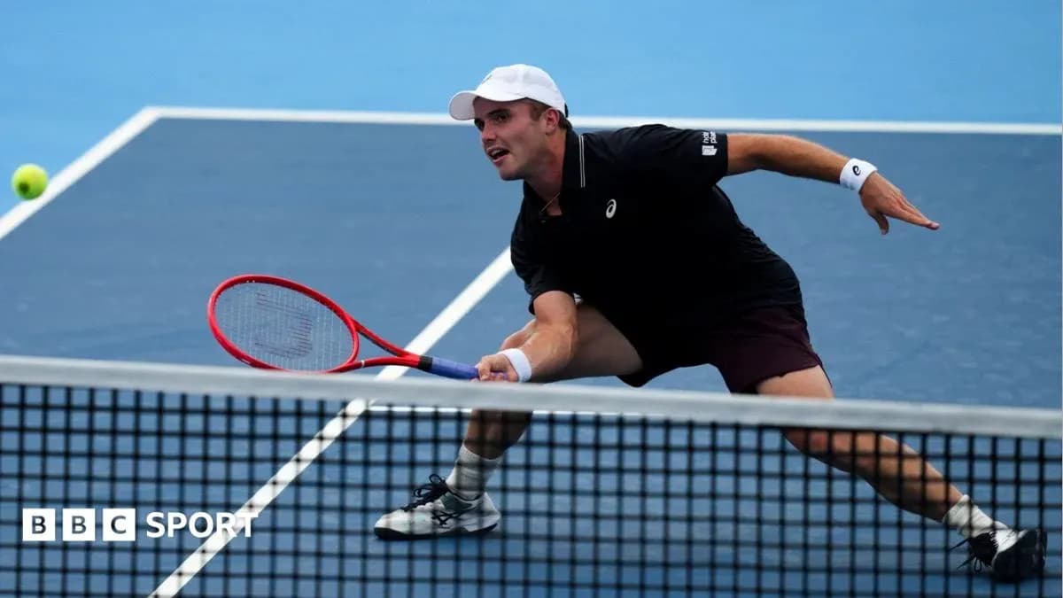 Jugador de tenis golpeando la pelota en la cancha Jugador de tenis golpeando la pelota en la cancha