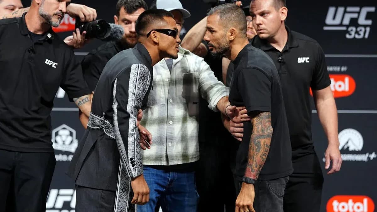 Luchadores enfrentándose en la ceremonia de pesaje UFC 331 Luchadores enfrentándose en la ceremonia de pesaje UFC 331