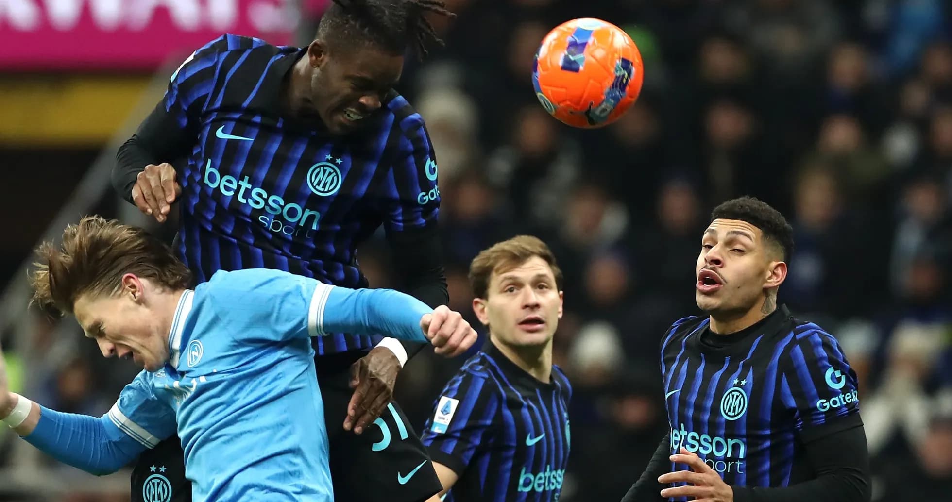 Jugadores de Inter disputando un balón en el aire Jugadores de Inter disputando un balón en el aire