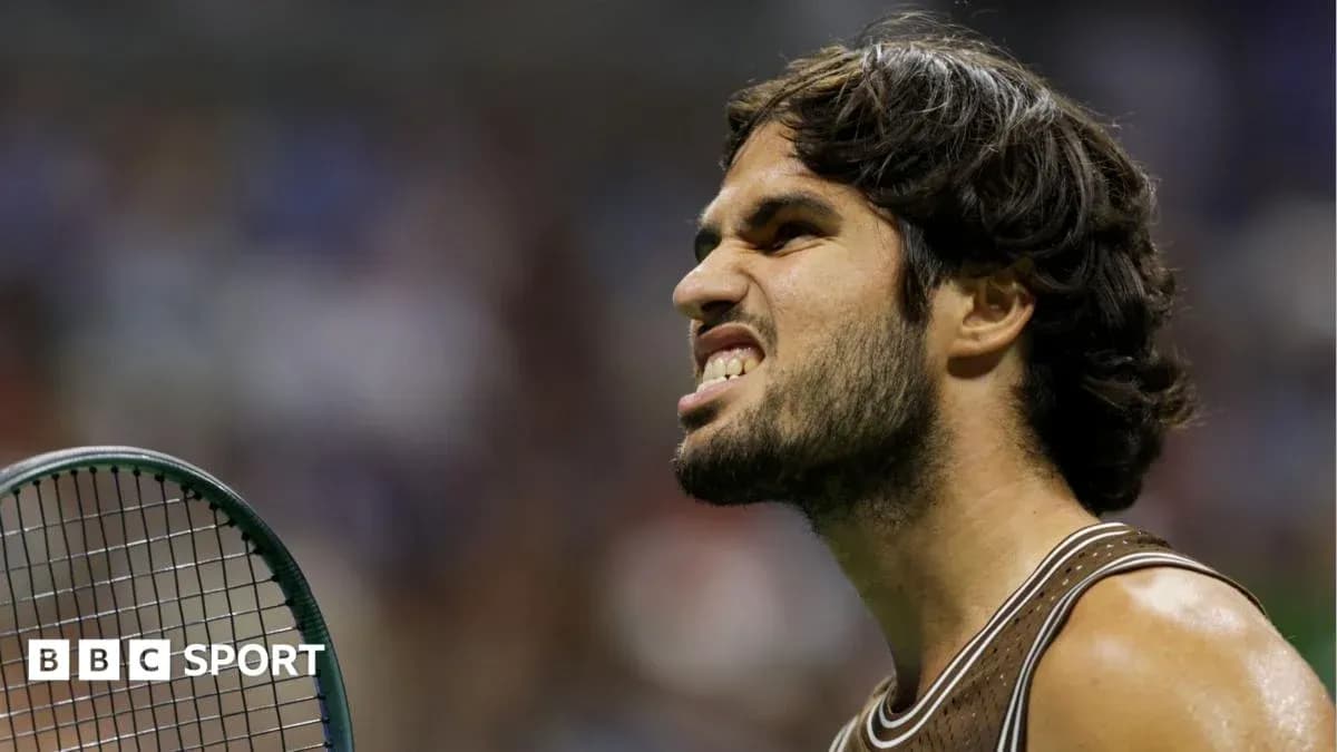 Jugador de tenis en acción durante un partido Jugador de tenis en acción durante un partido