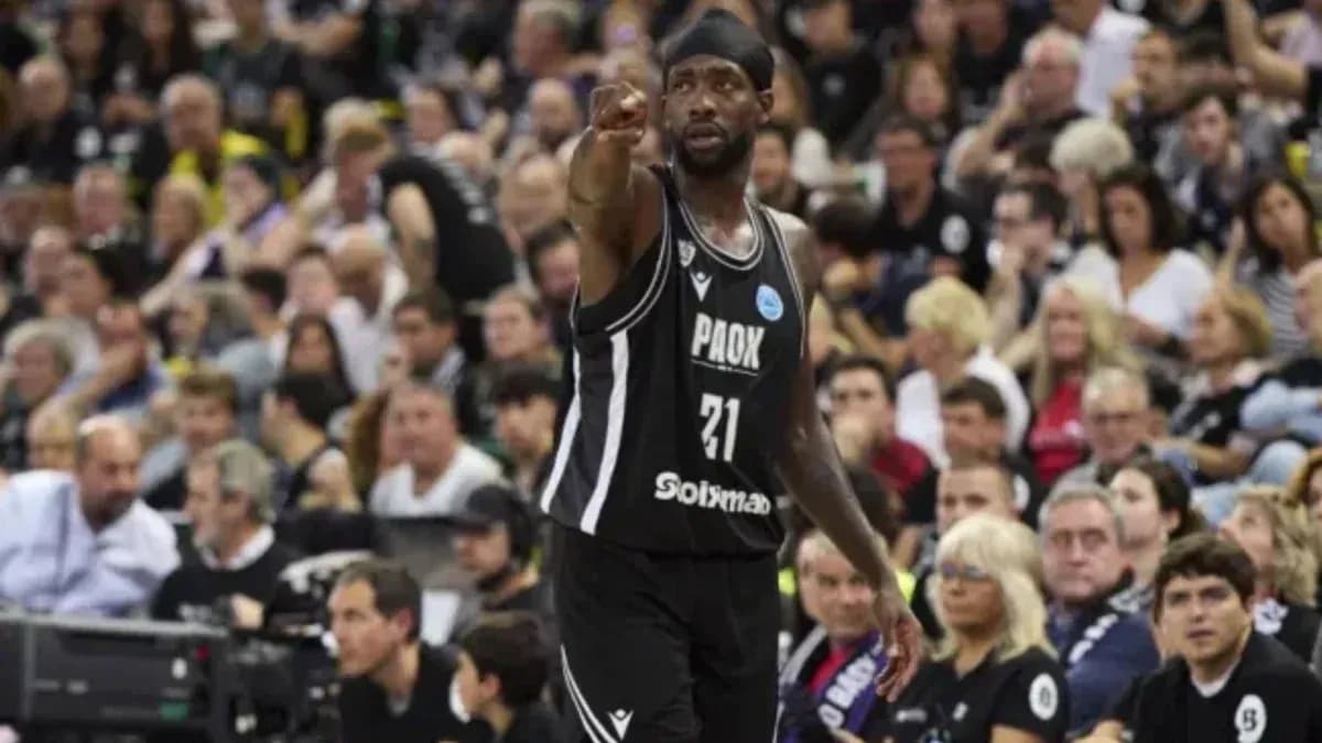 Jugador de baloncesto señalando a la multitud en partido Jugador de baloncesto señalando a la multitud en partido