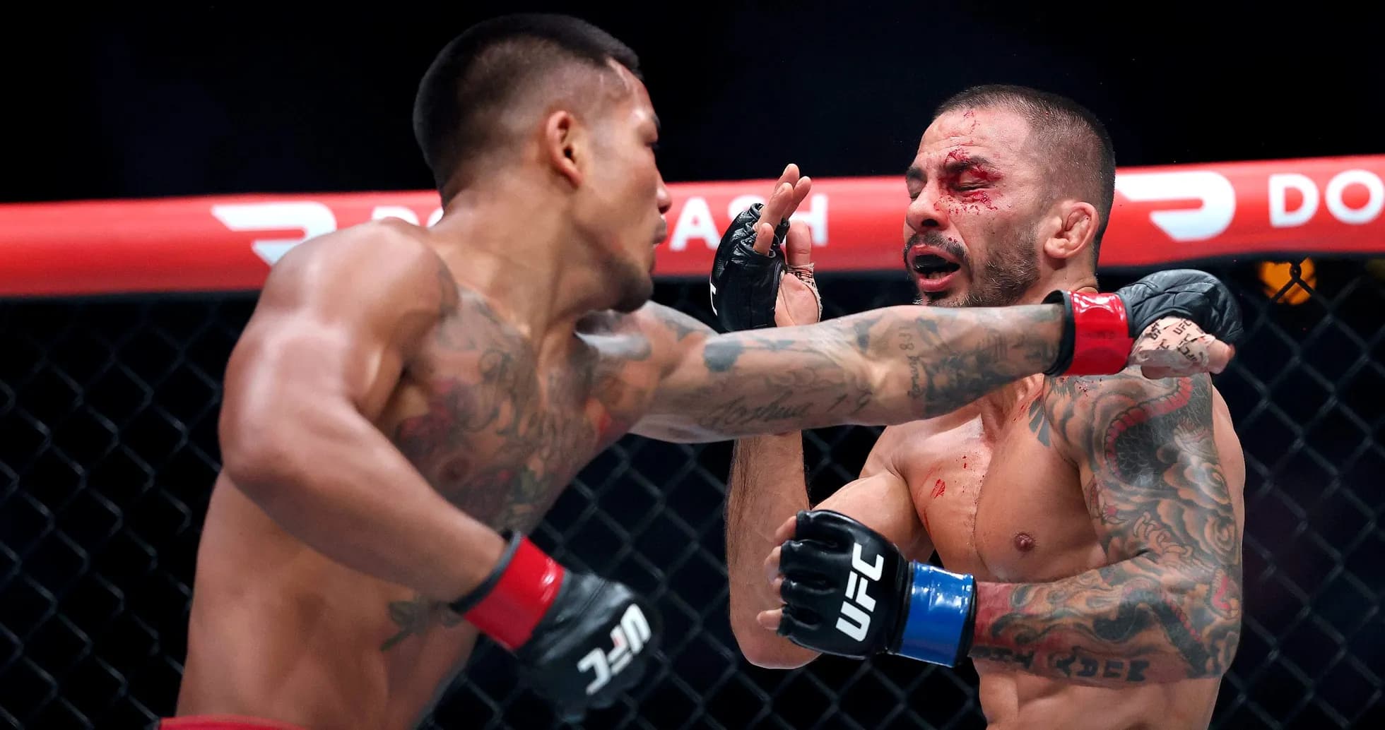 Peleador golpeando a oponente en pelea de UFC Peleador golpeando a oponente en pelea de UFC