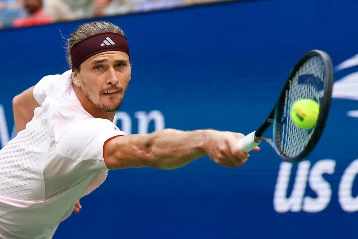Jugador de tenis golpeando una pelota en partido Jugador de tenis golpeando una pelota en partido