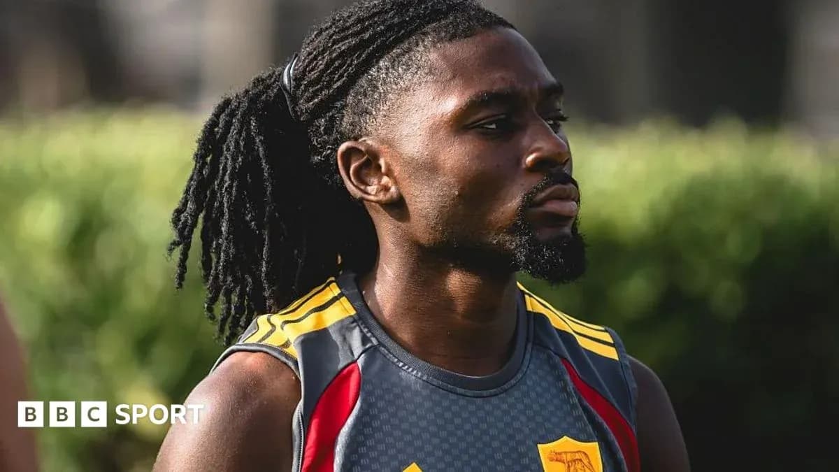 Jugador en sesión de entrenamiento, mirando hacia un lado Jugador en sesión de entrenamiento, mirando hacia un lado