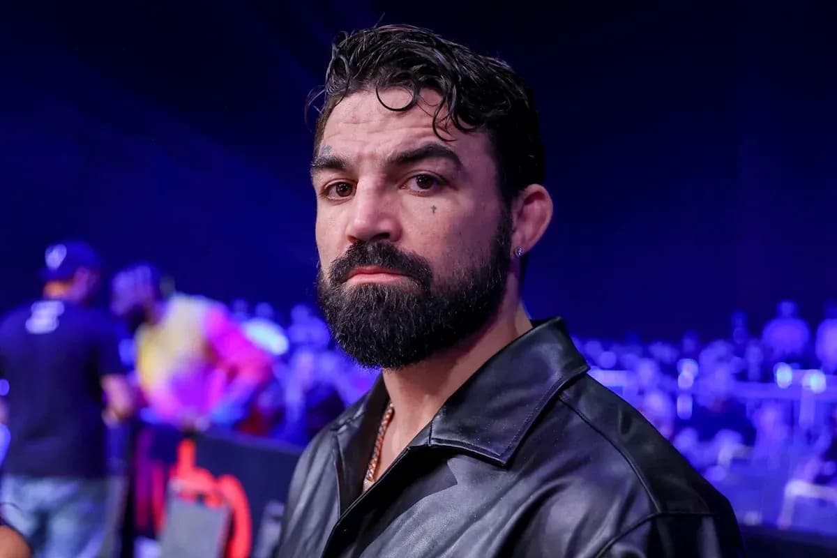 Hombre con barba en un evento deportivo Hombre con barba en un evento deportivo