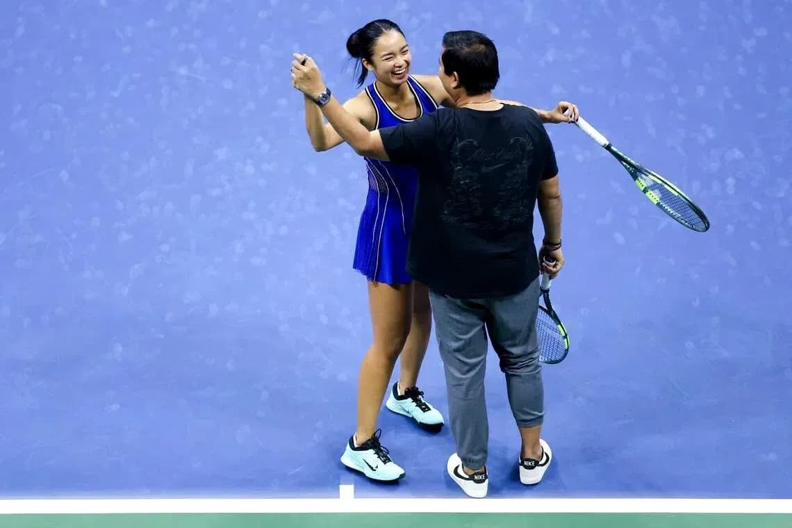 Jugadora de tenis celebrando con su entrenador Jugadora de tenis celebrando con su entrenador