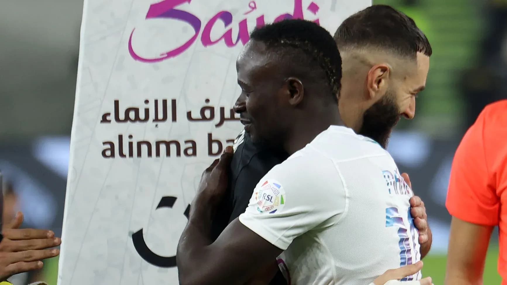 Jugadores abrazándose después del partido Jugadores abrazándose después del partido