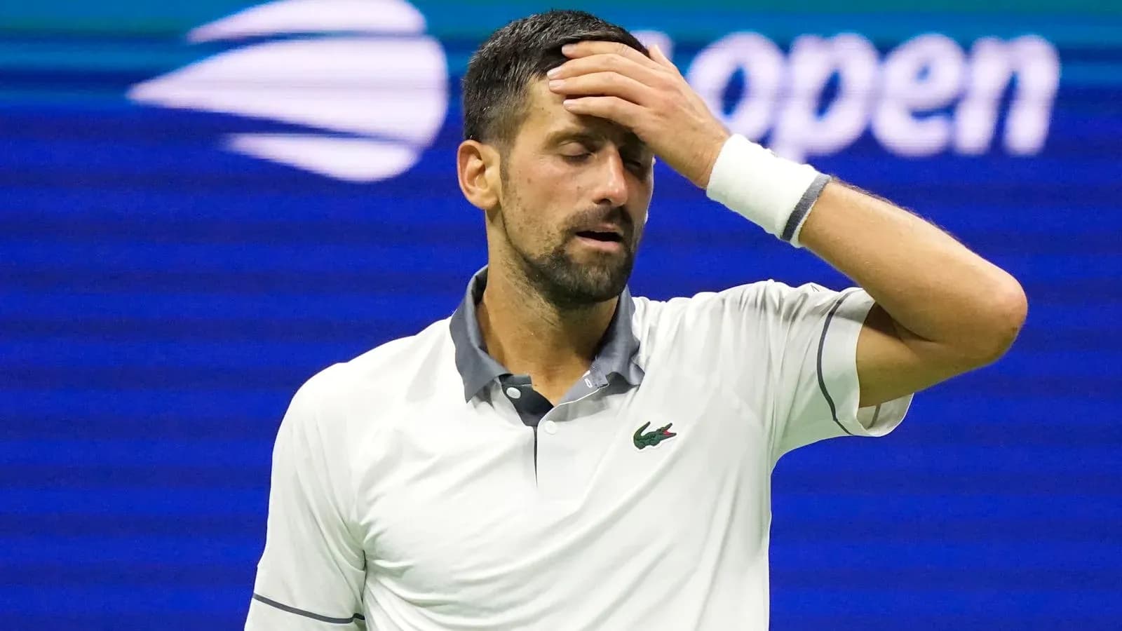 Jugador de tenis con la mano en la frente Jugador de tenis con la mano en la frente