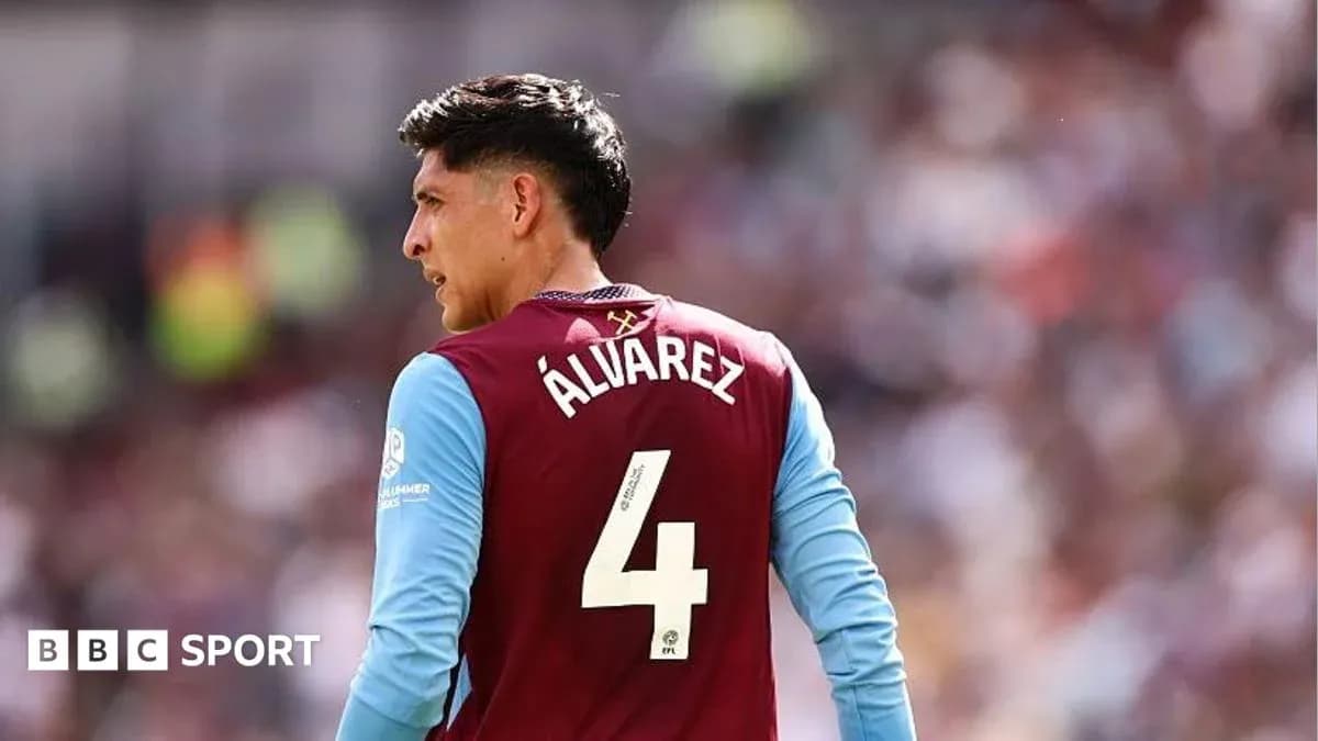 Jugador Álvarez con camiseta de Aston Villa en partido Jugador Álvarez con camiseta de Aston Villa en partido