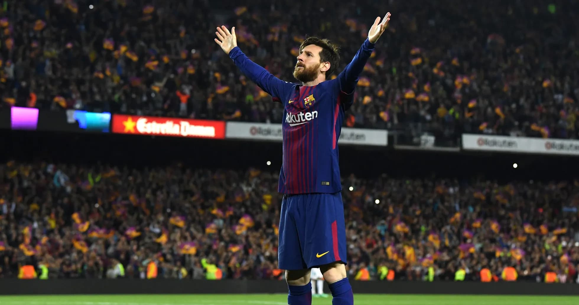 Jugador de Barcelona celebrando ante la afición Jugador de Barcelona celebrando ante la afición