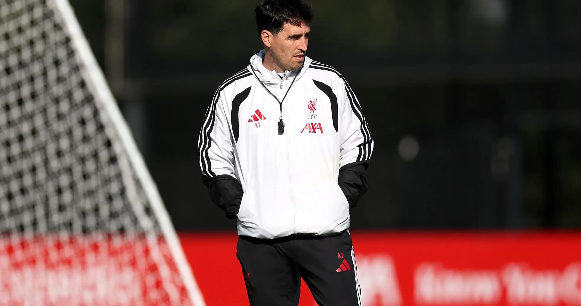 Entrenador observando a los jugadores en entrenamiento Entrenador observando a los jugadores en entrenamiento