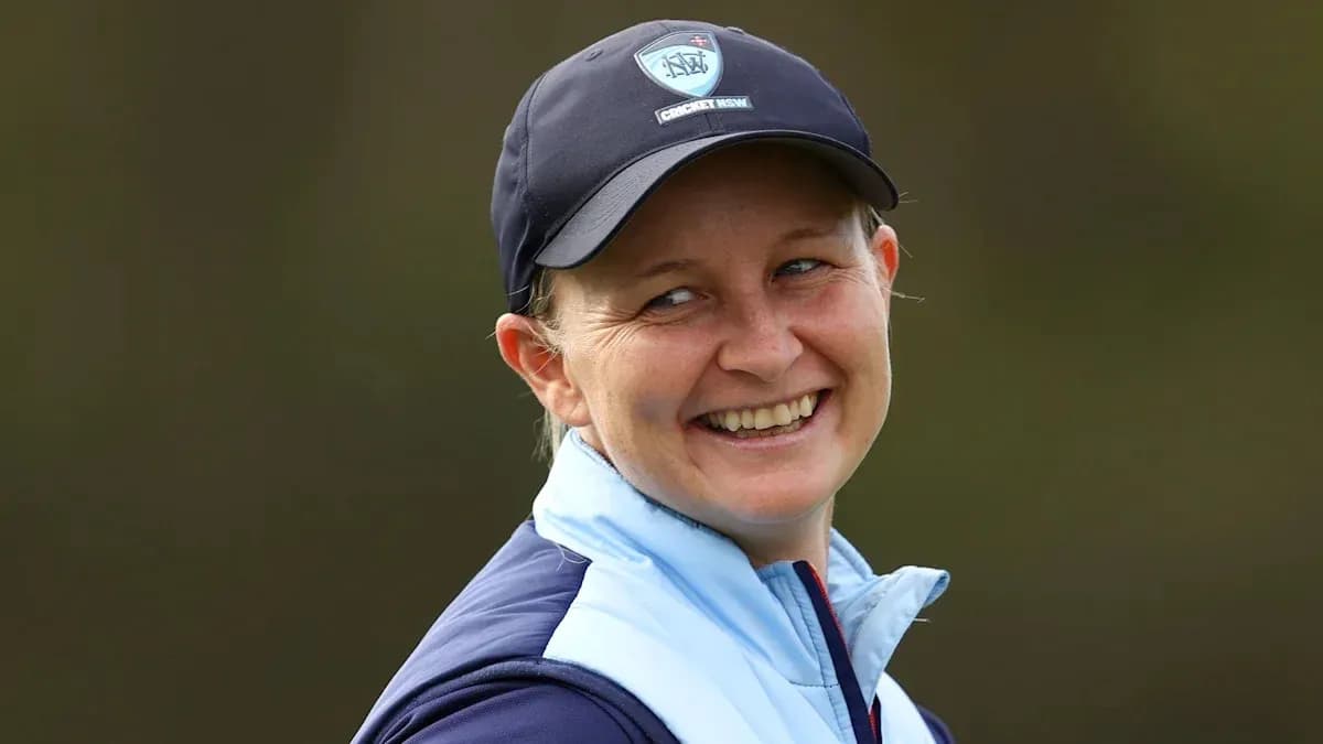 Mujer sonriente con gorra de cricket de NSW Mujer sonriente con gorra de cricket de NSW