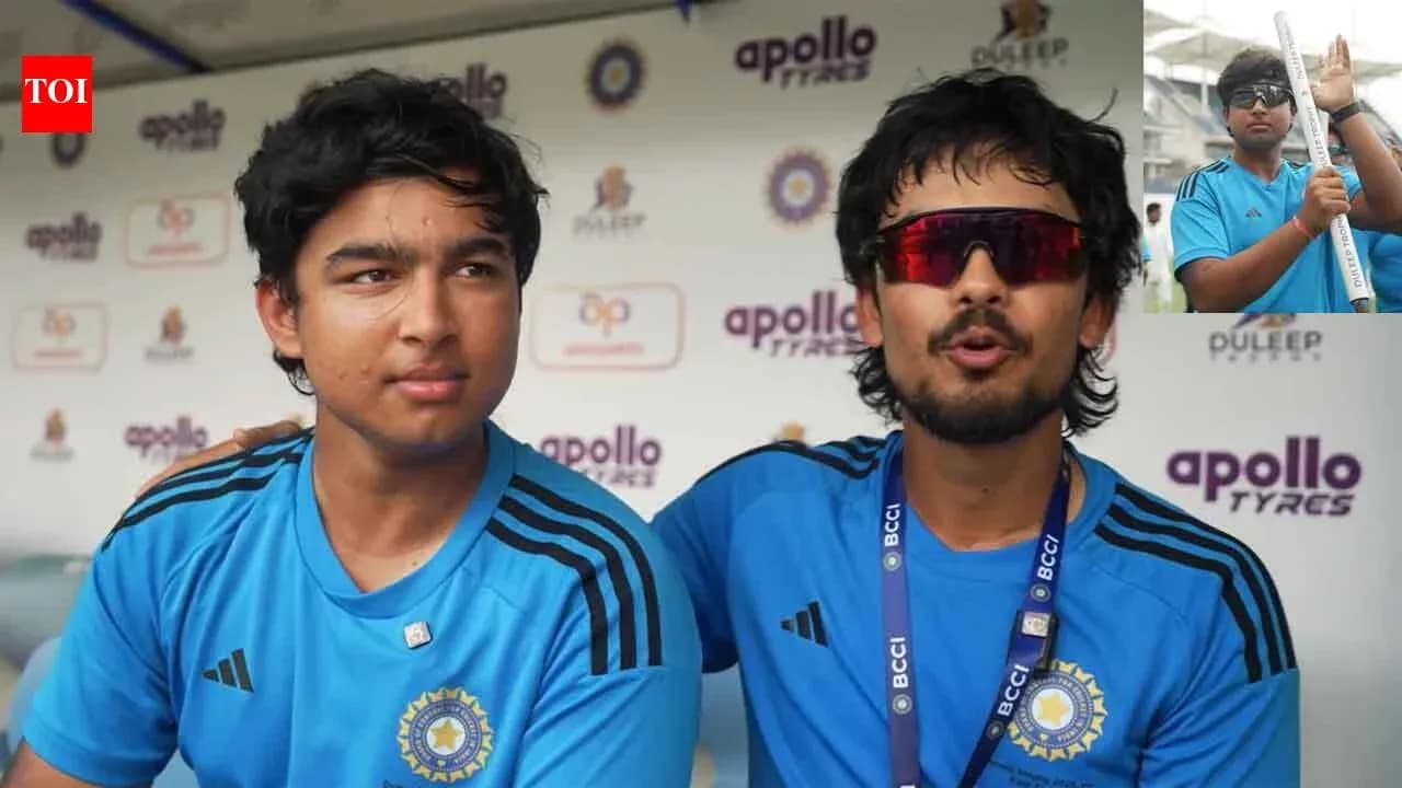 Dos jugadores de cricket en una conferencia de prensa Dos jugadores de cricket en una conferencia de prensa