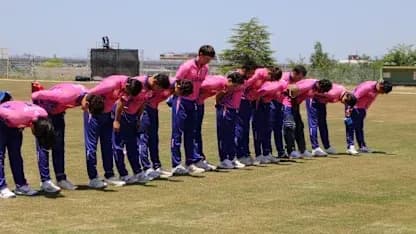 Jugadoras de cricket haciendo una reverencia en el campo Jugadoras de cricket haciendo una reverencia en el campo