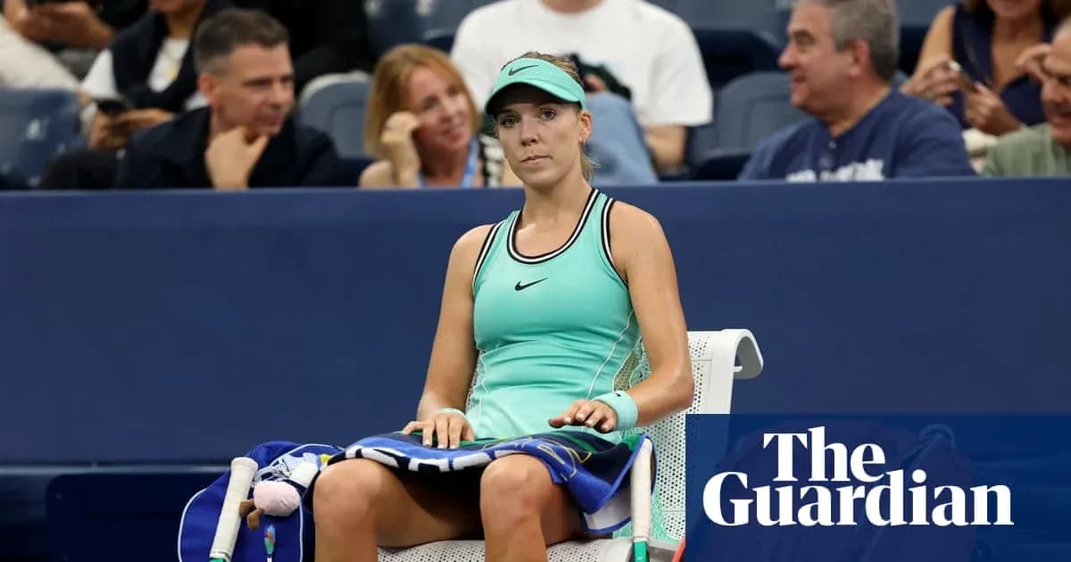 Jugadora descansando en silla durante un partido de tenis Jugadora descansando en silla durante un partido de tenis