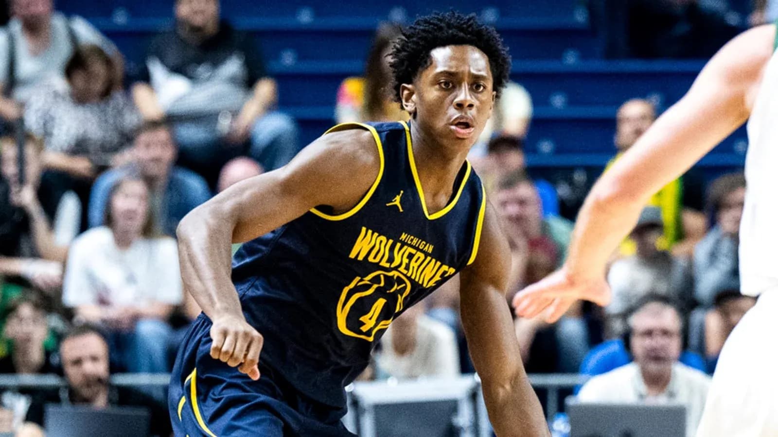 Jugador de baloncesto de Michigan Wolverine en acción Jugador de baloncesto de Michigan Wolverine en acción