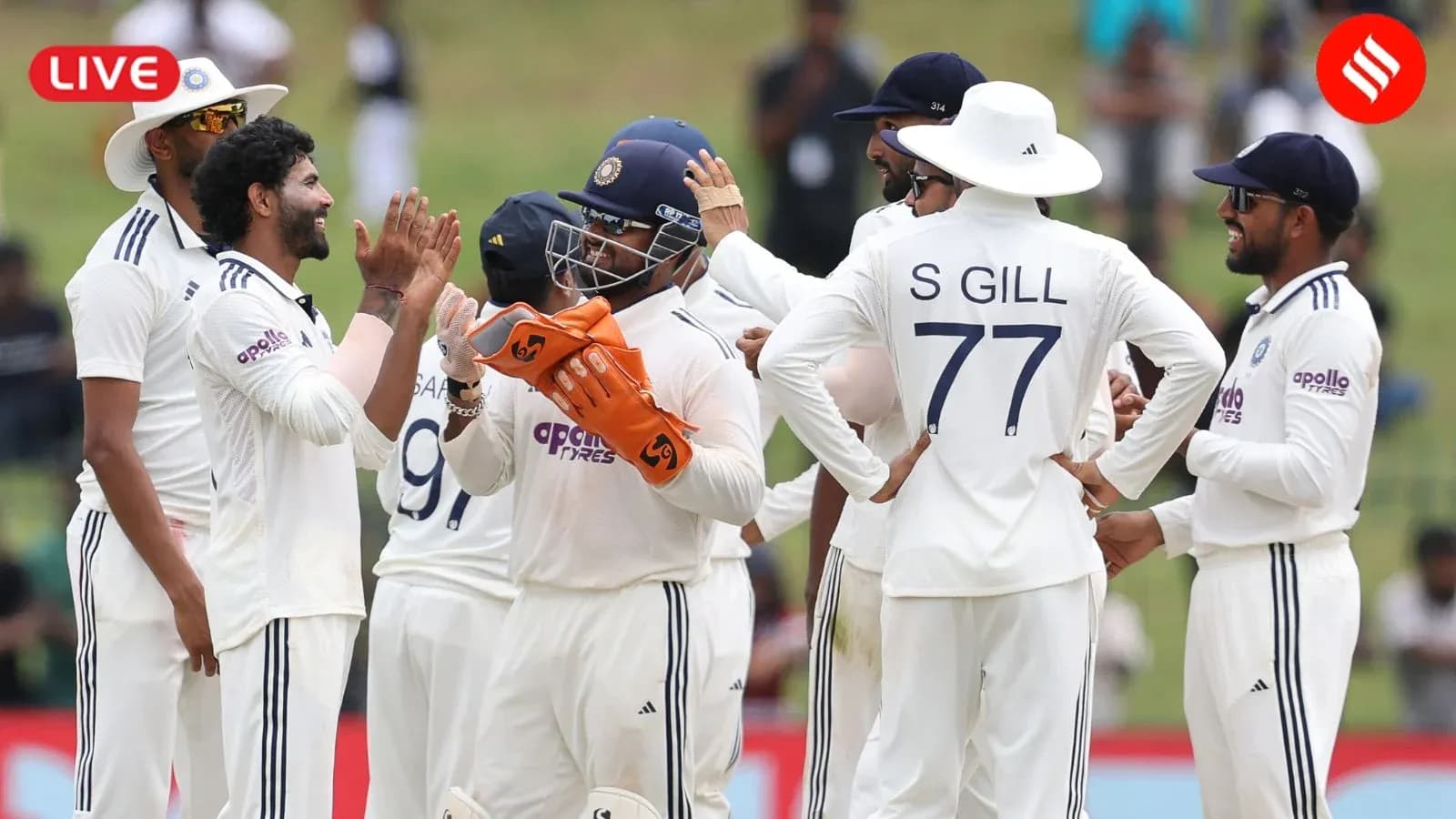 Jugadores de cricket celebrando una wicket en el campo Jugadores de cricket celebrando una wicket en el campo