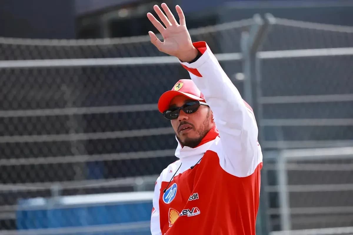 Piloto saludando con un gesto de la mano Piloto saludando con un gesto de la mano