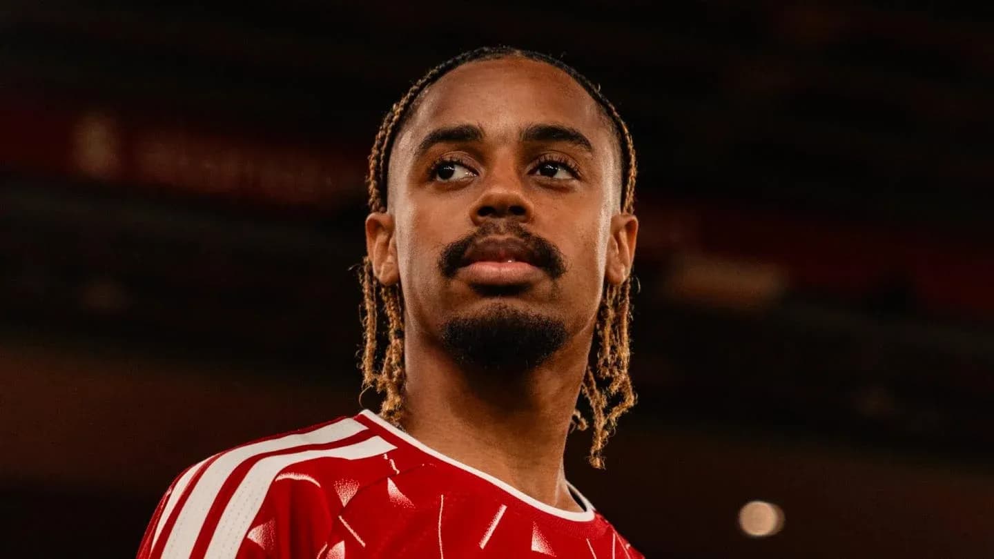 Jugador con camiseta roja mirando hacia adelante Jugador con camiseta roja mirando hacia adelante