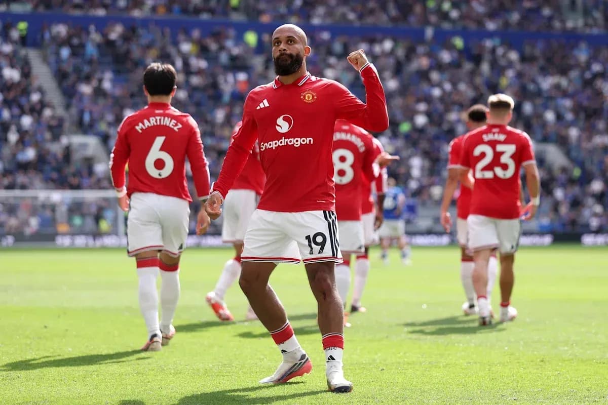 Jugador de Manchester United celebrando un gol Jugador de Manchester United celebrando un gol