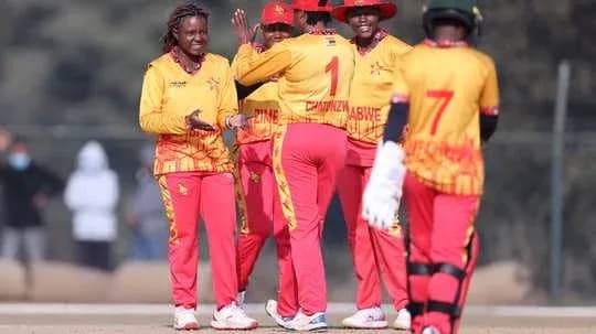 Jugadoras de cricket de Zimbabue celebrando una wicket Jugadoras de cricket de Zimbabue celebrando una wicket