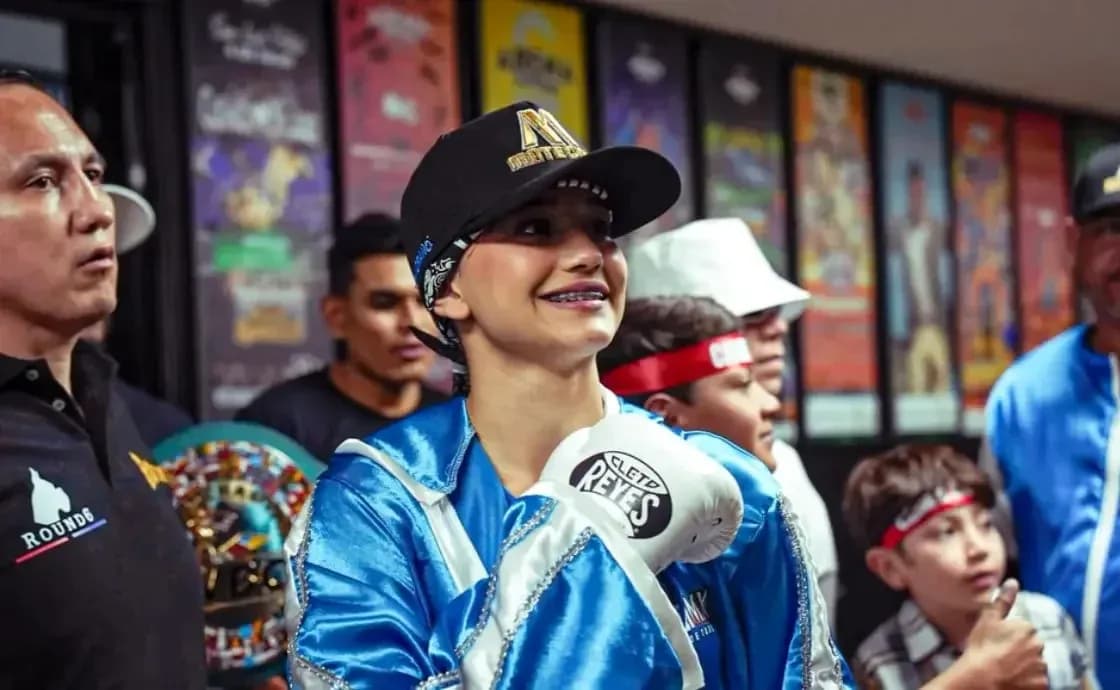 Boxeadora sonriente con guantes antes de la pelea Boxeadora sonriente con guantes antes de la pelea