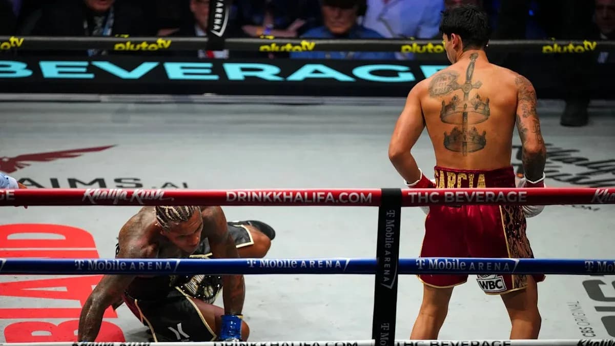 Boxeador en la lona y rival de pie en el ring Boxeador en la lona y rival de pie en el ring