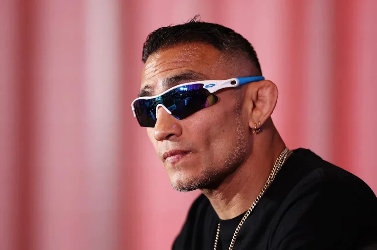 Luchador usando gafas oscuras en conferencia de prensa Luchador usando gafas oscuras en conferencia de prensa