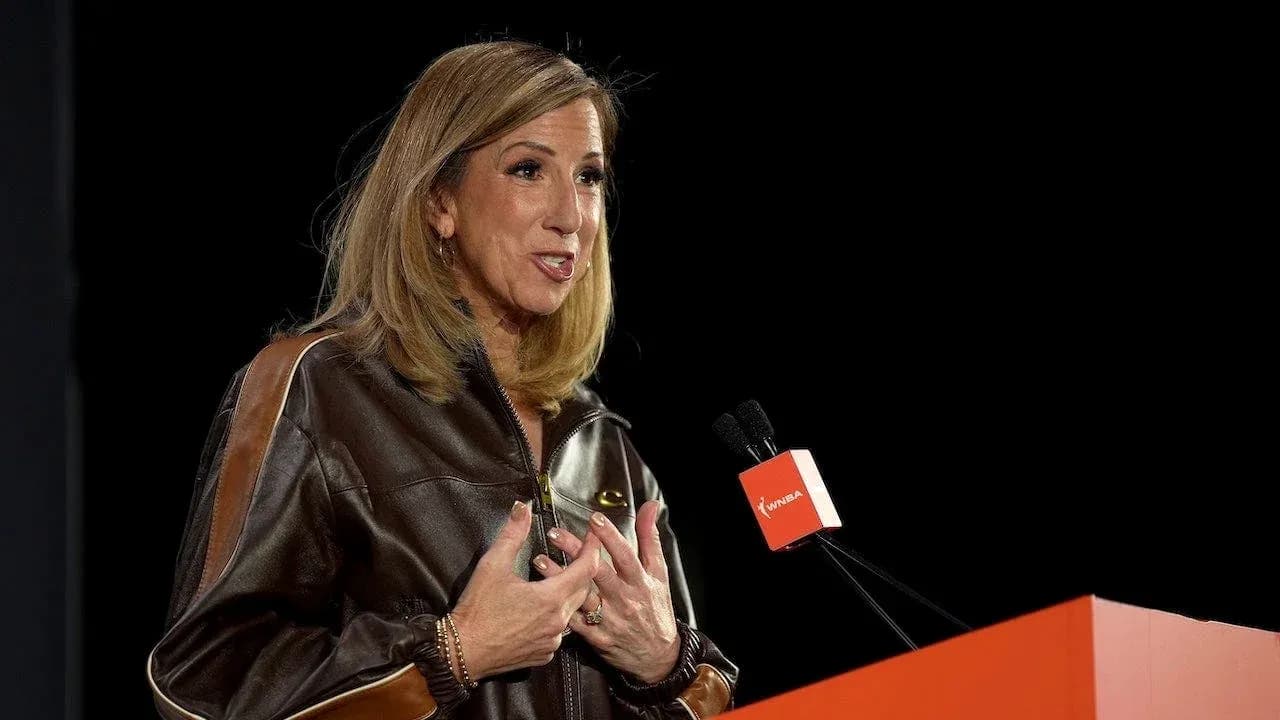 Mujer hablando en un podio de conferencia Mujer hablando en un podio de conferencia